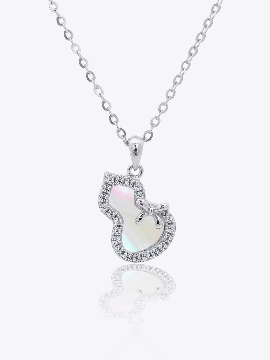 Heart-Guarding Knot Hulu Pendant