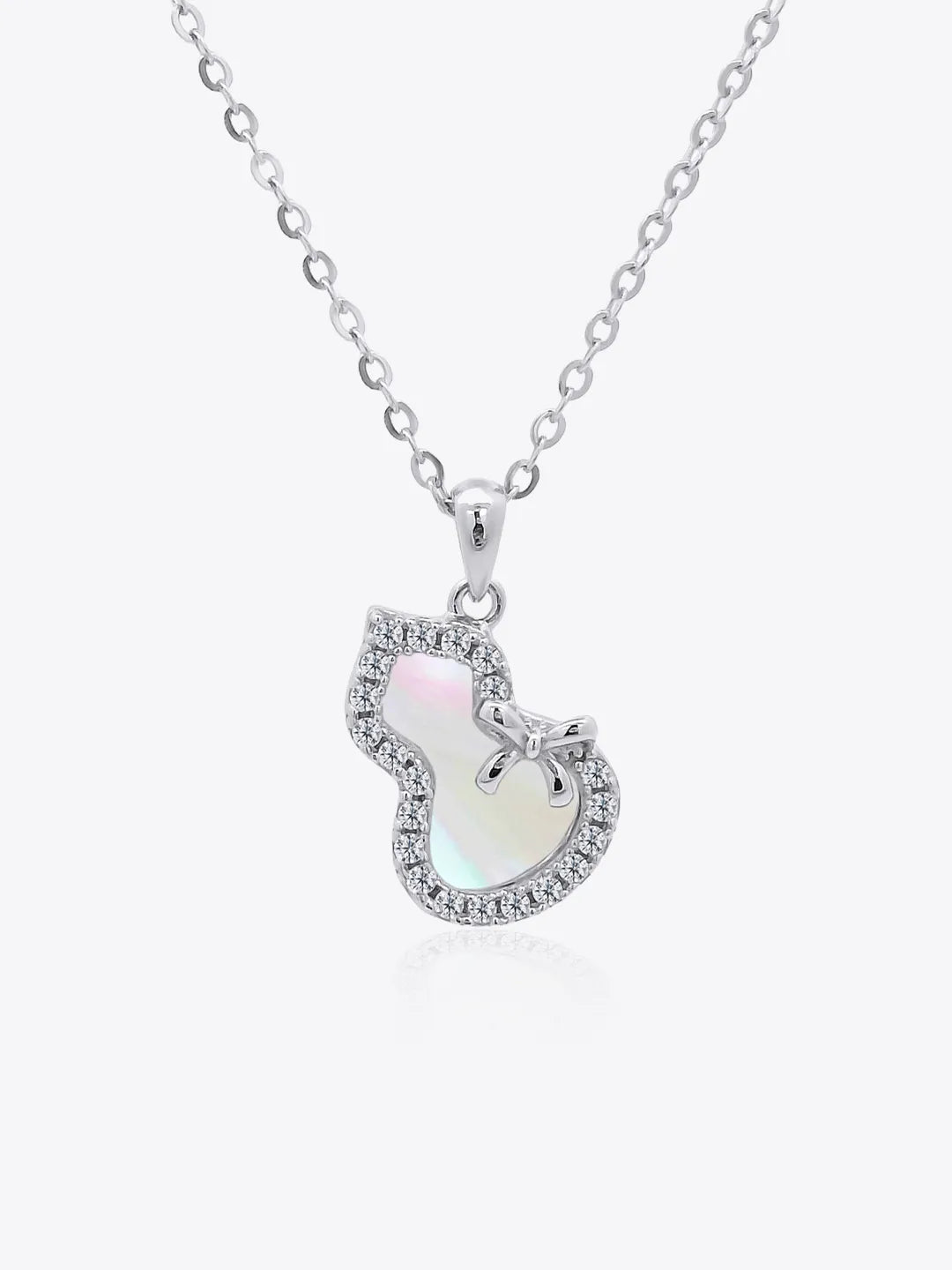 Heart-Guarding Knot Hulu Pendant