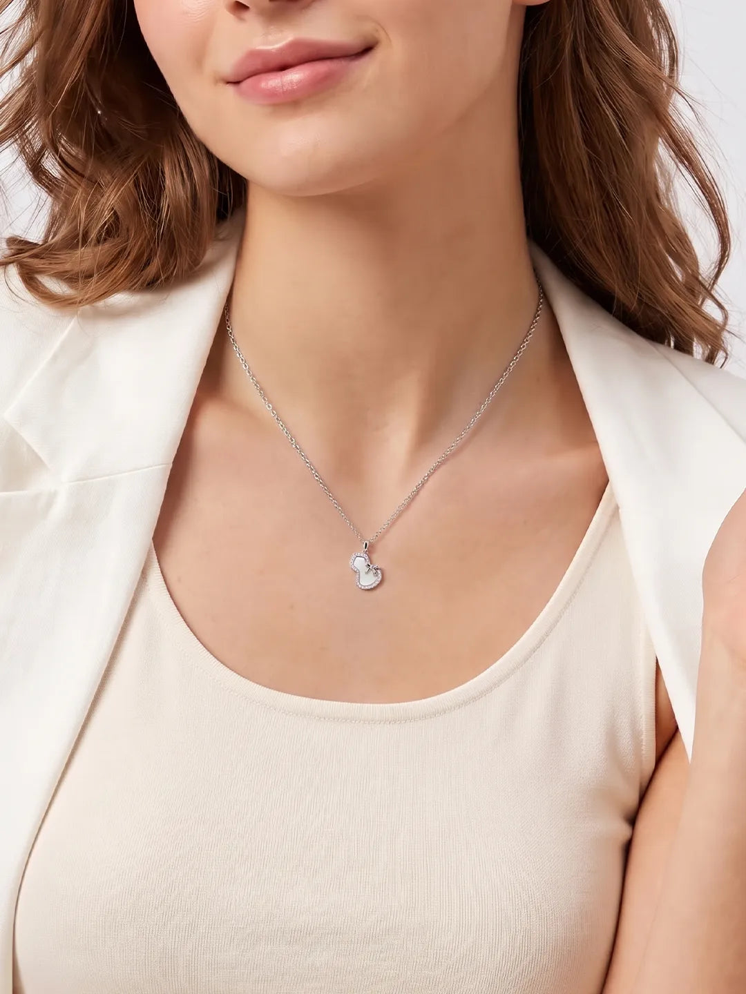 Heart-Guarding Knot Hulu Pendant